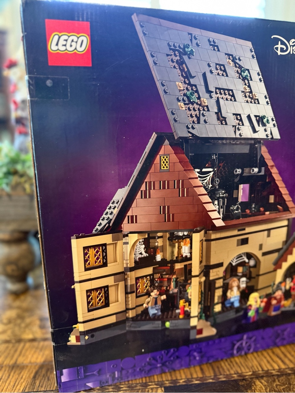 Disney Hocus Pocus: The Sanderson Sisters' Cottage - SOLD OUT ON LEGO WEBSITE - Picture 4 of 5